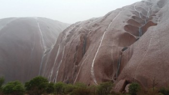 Uluru-Kata Tjuta, spettacolari cascate nel luogo sacro degli aborigeni australiani [FOTO]