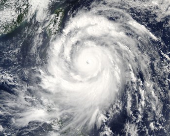 La scia di distruzione del “super” tifone Meranti con venti fino a 300 km/h