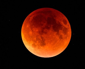 Stasera spettacolare eclissi con Luna di fuoco!