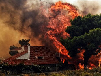 Disastro incendi in Grecia, oltre 70 morti e distruzione nei pressi di Atene
