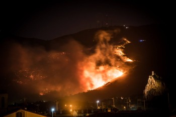 Pisa, disastro incendio sul Monte Serra, oltre 600 ettari di bosco bruciati [IMMAGINI]