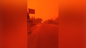 Disastro in Indonesia, il cielo è diventato rosso fuoco