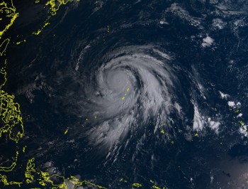 Il tifone Hagibis continua ad intensificarsi: le raffiche di vento superano i 300 km/h