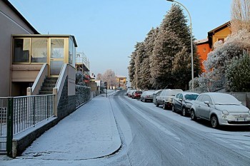 Neve chimica: accumuli al suolo a Pavia