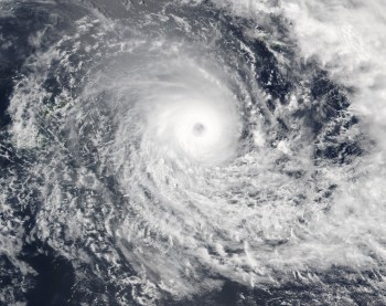 Il ciclone tropicale Winston sconvolge le isole Fiji con venti fino a 300 km/h