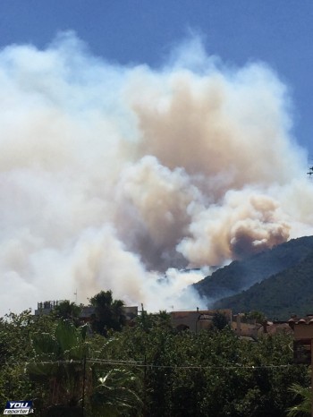 Incendio Vesuvio: immensa scia di fumo nel cielo di Napoli [FOTO]