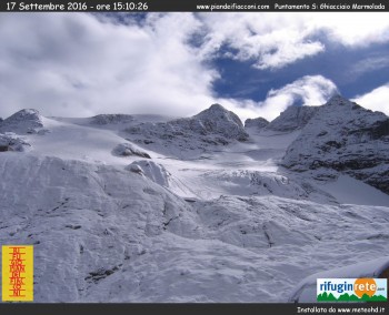 Prima neve sulle Alpi, tromba d’aria sulla costa triestina [IMMAGINI]