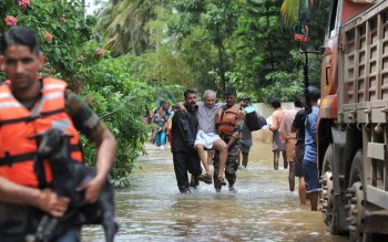 La peggior alluvione degli ultimi 100 anni colpisce l’India causando centinaia di vittime