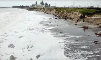 Australia, una comunità costiera guarda la sua spiaggia scomparire: “è straziante e vergognoso”