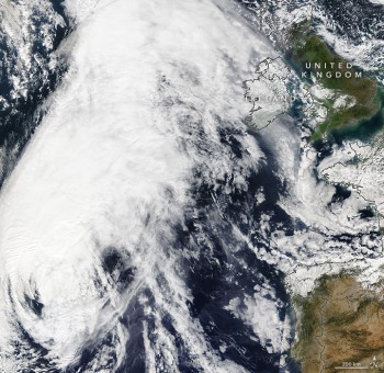 Massima allerta per l’ex uragano Lorenzo: nella giornata di oggi raggiungerà le coste irlandesi.