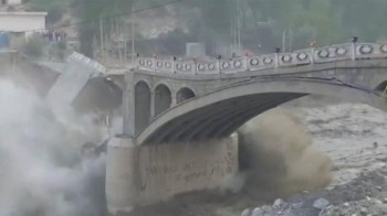 Pakistan, crolla il ponte di Hassanabad a causa del caldo estremo