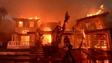 Forti incendi in California: almeno 20 le abitazioni distrutte dalle fiamme. Drammatiche le immagini